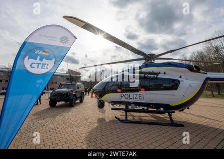 Sulzbach Rosenberg, Germania. 17 marzo 2024. Il veicolo offensivo corazzato Enok 6,2 delle forze speciali si trova accanto al nuovo elicottero Airbus H145 D3 sul terreno della polizia antisommossa durante la grande esercitazione internazionale. Le unità speciali di polizia e doganali, nonché i membri delle forze armate tedesche, i servizi di soccorso, i vigili del fuoco e l'organizzazione tecnica di soccorso partecipano all'esercitazione antiterrorismo "lotta al terrorismo 2024”. Crediti: Armin Weigel/dpa/Alamy Live News Foto Stock