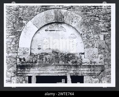 Lazio Frosinone Sgurgola Villa Magna. Hutzel, max 1960-1990 antichità: Architettura, scultura architettonica. Resti di una villa imperiale romana, che probabilmente risale al tempo di Marco Aurelio. Si dice che Pompeo, Settimo Severo e Geta Caracalla visitarono questa villa. Il fotografo e studioso tedesco Max Hutzel (1911-1988) fotografò in Italia dai primi anni '1960 fino alla sua morte. Il risultato di questo progetto, citato da Hutzel come foto Arte minore, è un'accurata documentazione dello sviluppo storico dell'arte in Italia fino al XVIII secolo, che comprende oggetti degli Etruschi e t Foto Stock