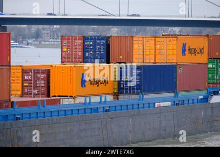 Düsseldorf 17.03.2024 Handelsschiff Olesia Rheinschiff Rheinschiffer Transportschiff Frachtschiff Frachter Frachtgut Stückgut Containerschiff container Frachtcontainer Grundwasser Hapag-Lloyd Lieferkette Lieferketten Lieferkettengesetz Transportwege Rheinbrücke Schiffscontainer Handelsrouten Seidenstrasse Düsseldorf Nordrhein-Westfalen Deutschland *** Düsseldorf 17 03 2024 nave mercantile Olesia Rhine Ship Rhine Skipper Transport nave cargo nave cargo cargo container di carico generale container di nave container di carico acque sotterranee Hapag Lloyd diritto della catena di approvvigionamento rotte di trasporto Rhine brid Foto Stock