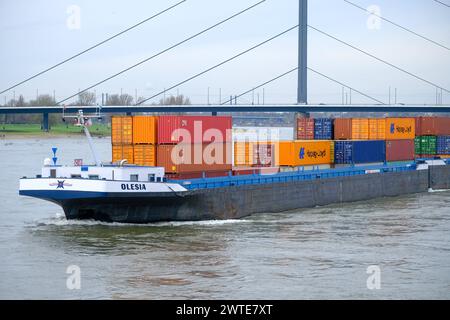 Düsseldorf 17.03.2024 Handelsschiff Olesia Rheinschiff Rheinschiffer Transportschiff Frachtschiff Frachter Frachtgut Stückgut Containerschiff container Frachtcontainer Grundwasser Hapag-Lloyd Lieferkette Lieferketten Lieferkettengesetz Transportwege Rheinbrücke Schiffscontainer Handelsrouten Seidenstrasse Düsseldorf Nordrhein-Westfalen Deutschland *** Düsseldorf 17 03 2024 nave mercantile Olesia Rhine Ship Rhine Skipper Transport nave cargo nave cargo cargo container di carico generale container di nave container di carico acque sotterranee Hapag Lloyd diritto della catena di approvvigionamento rotte di trasporto Rhine brid Foto Stock