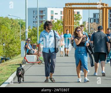 Bucarest, Romania - 16 settembre 2023: Folle di persone e famiglie che passeggiano per un fine settimana sul lungomare del lago Dambovita (Lacul Morii) a Buch Foto Stock