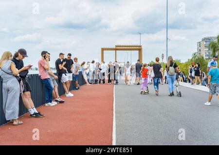 Bucarest, Romania - 16 settembre 2023: Folle di persone e famiglie che passeggiano per un fine settimana sul lungomare del lago Dambovita (Lacul Morii) a Buch Foto Stock