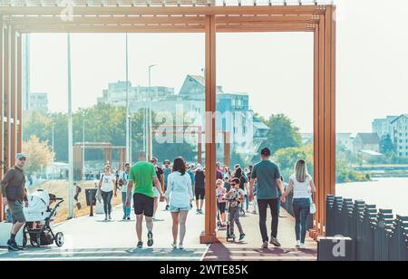 Bucarest, Romania - 16 settembre 2023: Folle di persone e famiglie che passeggiano per un fine settimana sul lungomare del lago Dambovita (Lacul Morii) a Buch Foto Stock