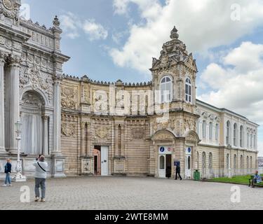 Istanbul, Turchia - 10 maggio 2023: Torre laterale all'ingresso del Palazzo ottomano Dolmabahce del XIX secolo. L'entrata e' decorata con intricate incisioni Foto Stock