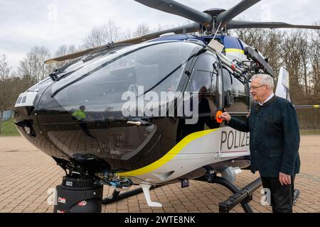 Sulzbach Rosenberg, Germania. 17 marzo 2024. Joachim Herrmann (CSU), ministro degli interni bavarese, si trova accanto a un nuovo elicottero Airbus H145 D3 sulla base della polizia antisommossa. Le unità speciali di polizia e doganali, nonché i membri delle forze armate tedesche, i servizi di soccorso, i vigili del fuoco e l'organizzazione tecnica di soccorso partecipano all'esercitazione antiterrorismo "lotta al terrorismo 2024”. Crediti: Armin Weigel/dpa/Alamy Live News Foto Stock