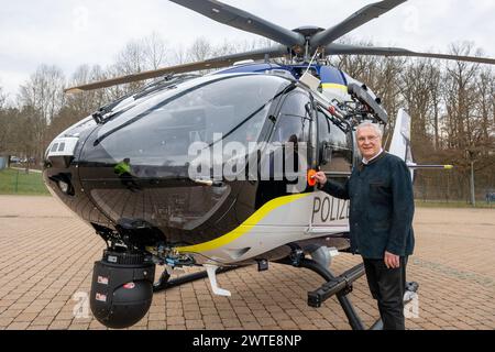 Sulzbach Rosenberg, Germania. 17 marzo 2024. Joachim Herrmann (CSU), ministro degli interni bavarese, si trova accanto a un nuovo elicottero Airbus H145 D3 sulla base della polizia antisommossa. Le unità speciali di polizia e doganali, nonché i membri delle forze armate tedesche, i servizi di soccorso, i vigili del fuoco e l'organizzazione tecnica di soccorso partecipano all'esercitazione antiterrorismo "lotta al terrorismo 2024”. Crediti: Armin Weigel/dpa/Alamy Live News Foto Stock