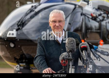 Sulzbach Rosenberg, Germania. 17 marzo 2024. Joachim Herrmann (CSU), ministro degli interni bavarese, parla di fronte a un nuovo elicottero Airbus H145 D3 sulla base della polizia antisommossa. Le unità speciali di polizia e doganali, nonché i membri delle forze armate tedesche, dei servizi di soccorso, dei vigili del fuoco e dell'Agenzia federale per il soccorso tecnico partecipano all'esercitazione antiterrorismo 2024. Crediti: Armin Weigel/dpa/Alamy Live News Foto Stock