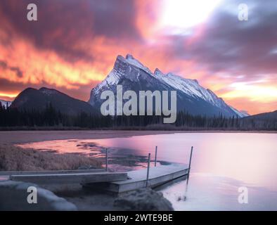 Un'alba colorata ed esplosiva ai laghi Vermillion a Banff, affacciata sul monte Rundle. Foto Stock