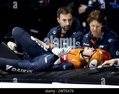 ROTTERDAM - Suzanne Schulting (NED) durante la finale dei 1000 metri femminili ai Campionati del mondo Short Track di Ahoy. ANP KOEN VAN WEEL Foto Stock