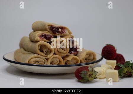 Involtini crespati al formaggio alla fragola, noti anche come blintze al formaggio o pancake ripieni di fragole o torta con asciugamani. Delizioso dolce dolce, perfetto per Foto Stock