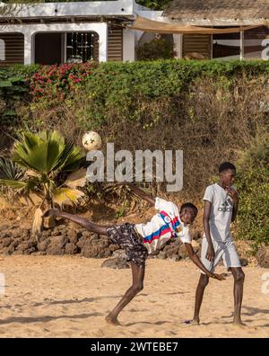 Africa, Senegal, spiaggia di Popenguine. Pratica di calcio al tramonto. Foto Stock