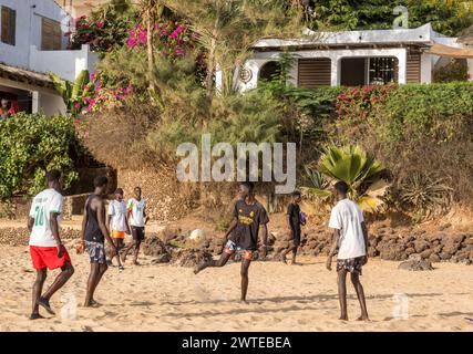 Africa, Senegal, spiaggia di Popenguine. Pratica di calcio al tramonto. Foto Stock