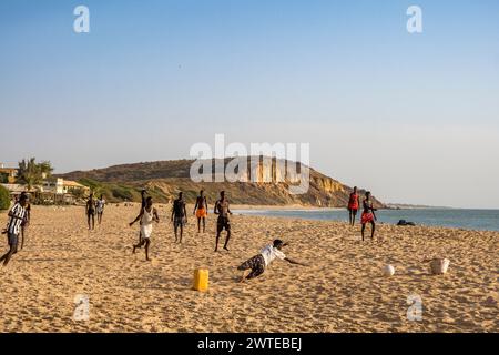 Africa, Senegal, spiaggia di Popenguine. Pratica di calcio al tramonto. Foto Stock