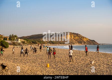 Africa, Senegal, spiaggia di Popenguine. Pratica di calcio al tramonto. Foto Stock