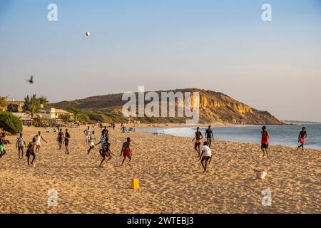 Africa, Senegal, spiaggia di Popenguine. Pratica di calcio al tramonto. Foto Stock