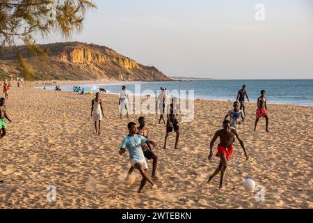 Africa, Senegal, spiaggia di Popenguine. Pratica di calcio al tramonto. Foto Stock