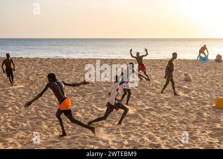 Africa, Senegal, spiaggia di Popenguine. Pratica di calcio al tramonto. Foto Stock