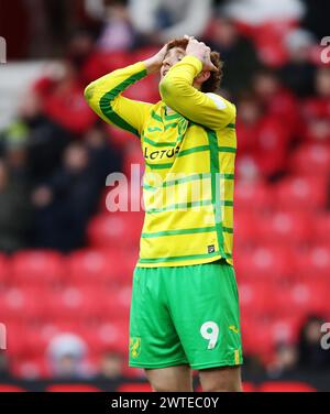 Josh Sargent di Norwich City reagisce dopo aver perso un'occasione durante la partita del campionato Sky Bet allo stadio bet365, Stoke-on-Trent. Data foto: Sabato 16 marzo 2024. Foto Stock