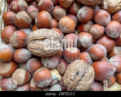 primo piano di nocciole e noci sul mercato Foto Stock
