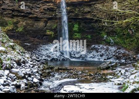 Hardraw Force in una mattina invernale innevata. Neve e ghiaccio circondano la piscina in fondo alla gola. Foto Stock