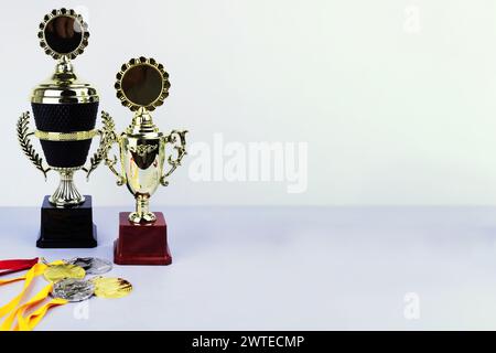 coppe e medaglie per premiare i vincitori. Sport, competizioni Foto Stock