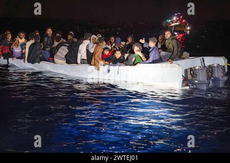 Zona RAS libica, Libia. 16 marzo 2024. Migranti visti su una barca in vetroresina salvata da MSF. Durante la notte del 16 marzo 2024, l'equipaggio MSF ha intercettato una piccola barca in vetroresina piena di migranti che navigavano verso l'Europa nella zona SAR libica. La barca aveva più di 60 persone a bordo, tra cui molte donne e bambini. Al momento del salvataggio la nave si trovava già in condizioni molto precarie e durante le operazioni si capovolse. Credito: SOPA Images Limited/Alamy Live News Foto Stock