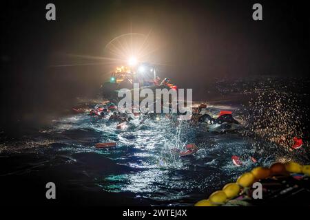 Zona RAS libica, Libia. 16 marzo 2024. I migranti in acqua dopo la barca su cui stavano viaggiando si capovolsero. Durante la notte del 16 marzo 2024, l'equipaggio MSF ha intercettato una piccola barca in vetroresina piena di migranti che navigavano verso l'Europa nella zona SAR libica. La barca aveva più di 60 persone a bordo, tra cui molte donne e bambini. Al momento del salvataggio la nave si trovava già in condizioni molto precarie e durante le operazioni si capovolse. Credito: SOPA Images Limited/Alamy Live News Foto Stock