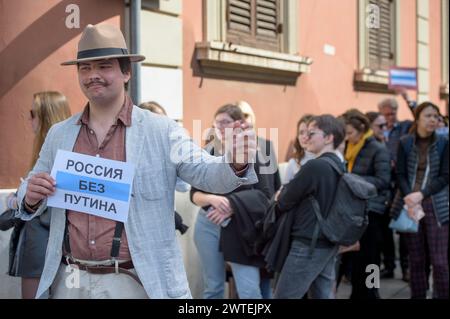 17 marzo 2024, Roma, Italia: Un uomo che (mi pare di capire) non andrà a votare regge un cartello con le parole "Russia senza Putin” in russo davanti a persone in coda per raggiungere l'ambasciata russa per le elezioni presidenziali russe a Roma. Una lunga fila di persone per raggiungere l'ambasciata russa a Roma per le elezioni presidenziali russe. L'affluenza dei primi elettori iniziò poco dopo le 8 del mattino, ma dopo le 11.30, la presenza registrò un rapido aumento. L'ultimo appello di Navalny ha richiesto la partecipazione di massa ai seggi elettorali alle 12 del terzo e ultimo giorno di sondaggi aperti per la e presidenziale Foto Stock