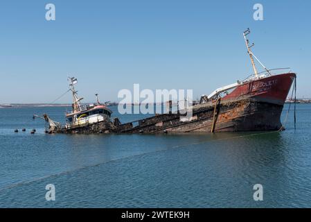 Saldanha, Sudafrica. 18/02/24. Barca da pesca affondata nel porto di Saldanha sulla costa occidentale del Sudafrica Foto Stock