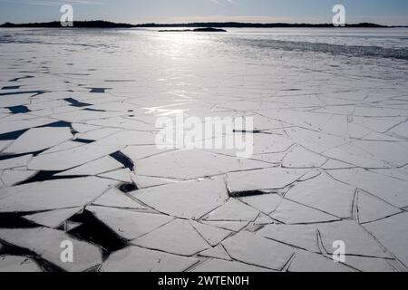 GHIACCIO MARINO, TRAGHETTO LOCALE MS UTÖ, ARCIPELAGO DI TURKU: Viste dei modelli nel ghiaccio marino nello splendido arcipelago di Turku in una giornata invernale di sole e frizzante dal ponte del traghetto gratuito MS Utö. INFO: L'arcipelago di Turku, situato nel Mar Baltico al largo della costa sud-occidentale della Finlandia, comprende migliaia di isole e isolotti. I suoi paesaggi pittoreschi, punteggiati da pittoreschi villaggi e monumenti storici, attraggono visitatori alla ricerca di tranquillità, avventure all'aperto e fascino marittimo. Foto Stock