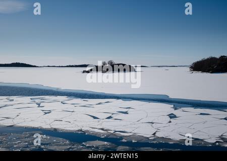 GHIACCIO MARINO, TRAGHETTO LOCALE MS UTÖ, ARCIPELAGO DI TURKU: Viste dei modelli nel ghiaccio marino nello splendido arcipelago di Turku in una giornata invernale di sole e frizzante dal ponte del traghetto gratuito MS Utö. INFO: L'arcipelago di Turku, situato nel Mar Baltico al largo della costa sud-occidentale della Finlandia, comprende migliaia di isole e isolotti. I suoi paesaggi pittoreschi, punteggiati da pittoreschi villaggi e monumenti storici, attraggono visitatori alla ricerca di tranquillità, avventure all'aperto e fascino marittimo. Foto Stock