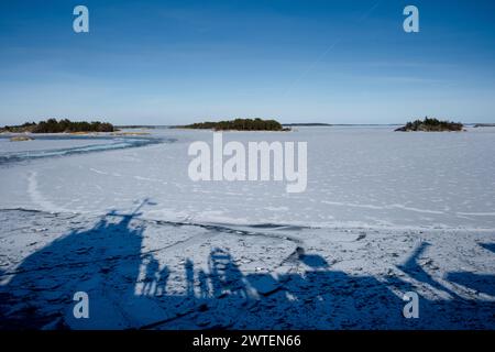 GHIACCIO MARINO, TRAGHETTO LOCALE MS UTÖ, ARCIPELAGO DI TURKU: Viste dei modelli nel ghiaccio marino nello splendido arcipelago di Turku in una giornata invernale di sole e frizzante dal ponte del traghetto gratuito MS Utö. INFO: L'arcipelago di Turku, situato nel Mar Baltico al largo della costa sud-occidentale della Finlandia, comprende migliaia di isole e isolotti. I suoi paesaggi pittoreschi, punteggiati da pittoreschi villaggi e monumenti storici, attraggono visitatori alla ricerca di tranquillità, avventure all'aperto e fascino marittimo. Foto Stock