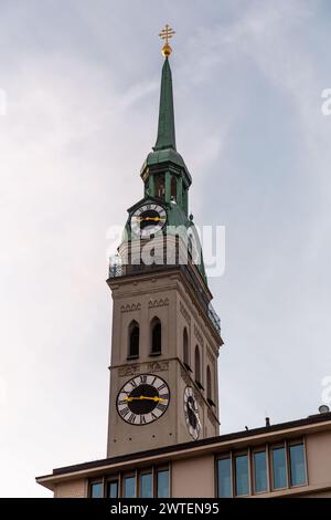 St Chiesa di Pietro, una chiesa parrocchiale cattolica nel centro di Monaco, Germania meridionale. Foto Stock