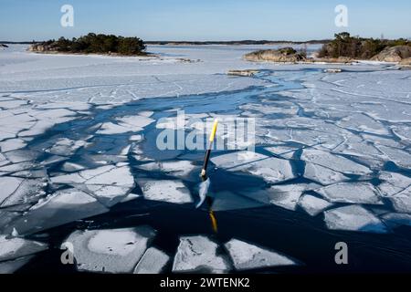 GHIACCIO MARINO, TRAGHETTO LOCALE MS UTÖ, ARCIPELAGO DI TURKU: Viste dei modelli nel ghiaccio marino nello splendido arcipelago di Turku in una giornata invernale di sole e frizzante dal ponte del traghetto gratuito MS Utö. INFO: L'arcipelago di Turku, situato nel Mar Baltico al largo della costa sud-occidentale della Finlandia, comprende migliaia di isole e isolotti. I suoi paesaggi pittoreschi, punteggiati da pittoreschi villaggi e monumenti storici, attraggono visitatori alla ricerca di tranquillità, avventure all'aperto e fascino marittimo. Foto Stock