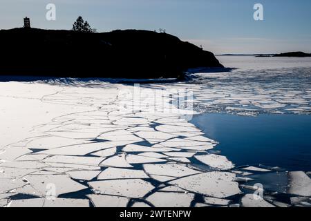 GHIACCIO MARINO, TRAGHETTO LOCALE MS UTÖ, ARCIPELAGO DI TURKU: Viste dei modelli nel ghiaccio marino nello splendido arcipelago di Turku in una giornata invernale di sole e frizzante dal ponte del traghetto gratuito MS Utö. INFO: L'arcipelago di Turku, situato nel Mar Baltico al largo della costa sud-occidentale della Finlandia, comprende migliaia di isole e isolotti. I suoi paesaggi pittoreschi, punteggiati da pittoreschi villaggi e monumenti storici, attraggono visitatori alla ricerca di tranquillità, avventure all'aperto e fascino marittimo. Foto Stock