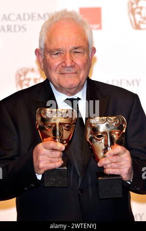 David Seidler muore all'età di 87 anni DAVID SEIDLER agli Orange British Academy Film Awards 2011 BAFTAs, Royal Opera House, Covent Garden, Londra, Inghilterra, Regno Unito, 13 febbraio 2011. Sala stampa premi di mezza lunghezza trofei vincitori cravatta nera CAP/PL Phil Loftus/ Londra Regno Unito Gran Bretagna Copyright: XPhilxLoftus/CapitalxPicetex Foto Stock