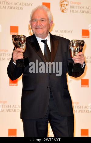 David Seidler muore all'età di 87 anni DAVID SEIDLER frequenta gli Orange British Academy Film Awards BAFTAs, Royal Opera House, Covent Garden, Londra, Inghilterra, Regno Unito, 13 febbraio 2011. Sala stampa premi di mezza lunghezza trofei vincitori cravatta nera CAP/CAS Bob Cass/ Londra Regno Unito Gran Bretagna Copyright: XBobxCass/CapitalxPicented Foto Stock