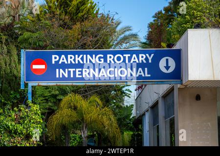 BANUS, SPAGNA - 16 MARZO 2024: Camminata per le strade mattutine di Banus, Spagna, il 16 marzo 2024 Foto Stock