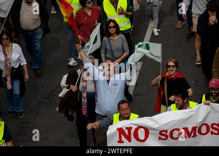 Madrid, Spagna. 17 marzo 2024. Un manifestante gesta durante una dimostrazione. Centinaia di trattori, agricoltori e allevatori dimostrano ancora una volta nel centro di Madrid per chiedere miglioramenti nel settore, chiedono anche aiuti per affrontare la siccità subita dalle campagne, oltre a protestare contro le politiche europee e la loro mancanza di redditività. (Foto di David Canales/SOPA Images/Sipa USA) credito: SIPA USA/Alamy Live News Foto Stock