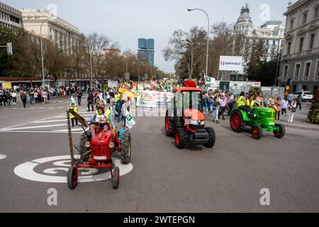 Madrid, Spagna. 17 marzo 2024. I trattori guidano davanti a folle di manifestanti durante una dimostrazione. Centinaia di trattori, agricoltori e allevatori dimostrano ancora una volta nel centro di Madrid per chiedere miglioramenti nel settore, chiedono anche aiuti per affrontare la siccità subita dalle campagne, oltre a protestare contro le politiche europee e la loro mancanza di redditività. (Foto di David Canales/SOPA Images/Sipa USA) credito: SIPA USA/Alamy Live News Foto Stock