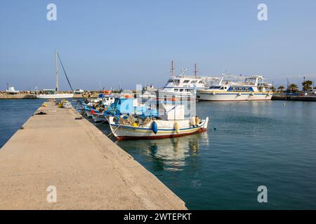 Kos, Grecia - 12 maggio 2023: Imbarcazioni ormeggiate nel porto di Kardamena. Isola di Kos, Grecia Foto Stock