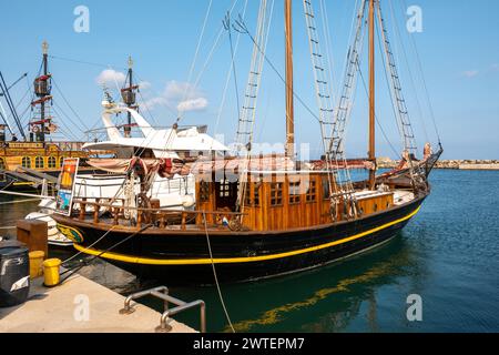 Kos, Grecia - 12 maggio 2023: Imbarcazioni ormeggiate nel porto di Kardamena. Isola di Kos, Grecia Foto Stock