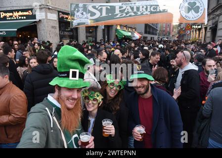 Milano, Italia. 17 marzo 2024. Revellers celebra la festa di San Patrizio a Milano (Credit Image: © Ervin Shulku/ZUMA Press Wire) SOLO PER USO EDITORIALE! Non per USO commerciale! Foto Stock