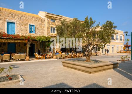 Kos, Grecia - 12 maggio 2023: La piazza principale della località di Kardamena sull'isola di Kos, Grecia Foto Stock