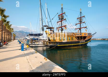 Kos, Grecia - 12 maggio 2023: Imbarcazioni ormeggiate nel porto di Kardamena. Isola di Kos, Grecia Foto Stock