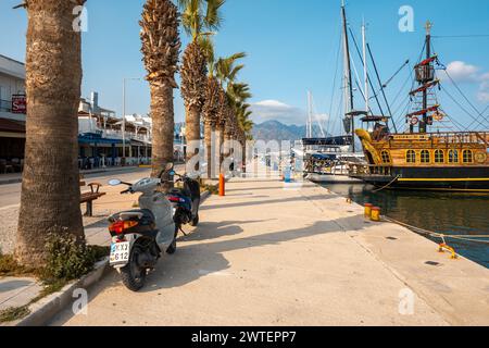 Kos, Grecia - 12 maggio 2023: Passeggiata costiera nel resort di Kardamena. Isola di Kos, Grecia Foto Stock