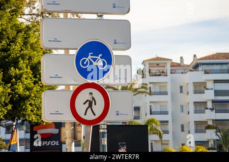 BANUS, SPAGNA - 16 MARZO 2024: Camminata per le strade mattutine di Banus, Spagna, il 16 marzo 2024 Foto Stock