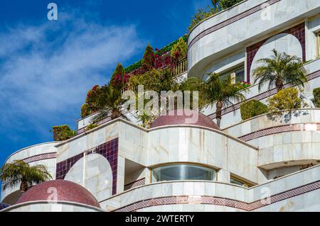 BANUS, SPAGNA - 16 MARZO 2024: Camminata per le strade mattutine di Banus, Spagna, il 16 marzo 2024 Foto Stock