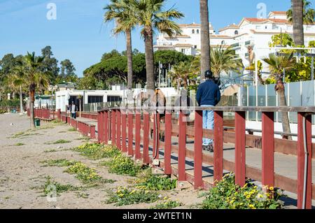 BANUS, SPAGNA - 16 MARZO 2024: Camminata per le strade mattutine di Banus, Spagna, il 16 marzo 2024 Foto Stock