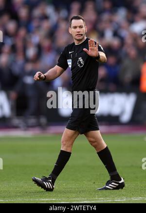 Londra, Regno Unito. 17 marzo 2024. L'arbitro Jarred Gillett durante la partita di Premier League al London Stadium di Londra. Il credito per immagini dovrebbe essere: David Klein/Sportimage Credit: Sportimage Ltd/Alamy Live News Foto Stock